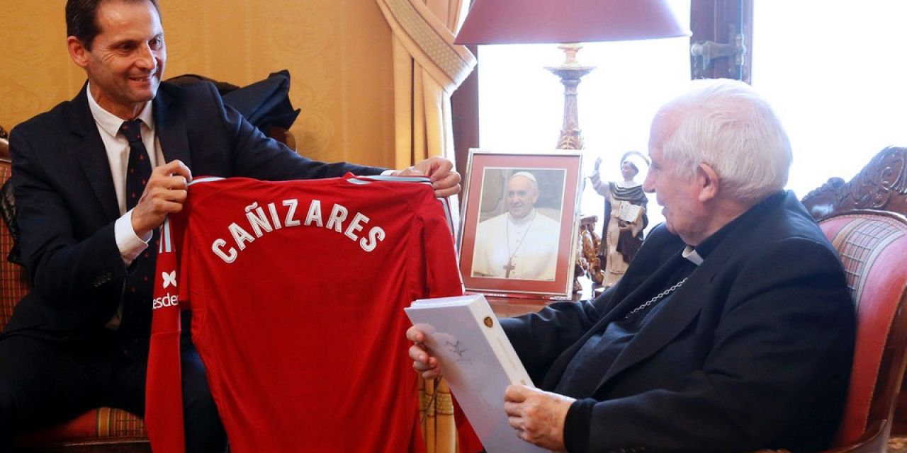  La Asociación de Futbolistas del Valencia C.F. visita al cardenal Cañizares 