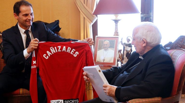 La Asociación de Futbolistas del Valencia C.F. visita al cardenal Cañizares 