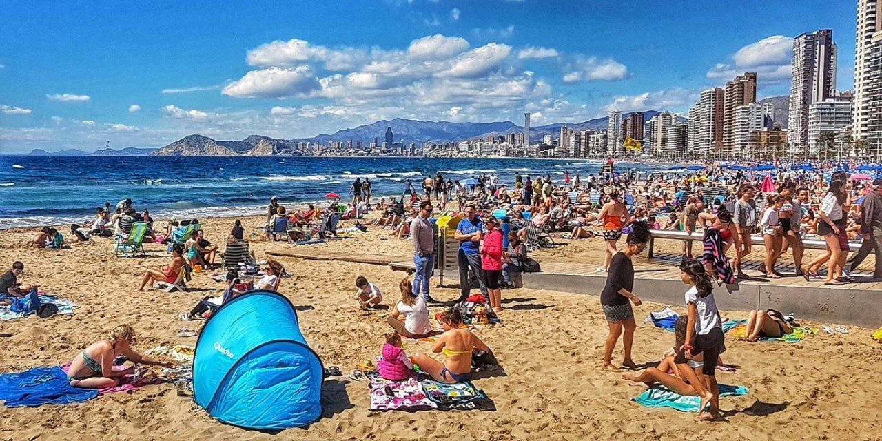  Una irregular segunda quincena de marzo frena el crecimiento de la ocupación hotelera en Benidorm