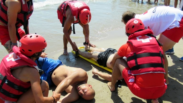 El Ayuntamiento de València y Cruz Roja han realizado un simulacro de salvamento en la playa del Cabanyal