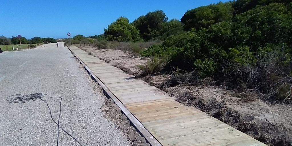  EL AYUNTAMIENTO INICIA LA CONSTRUCCIÓN DE UNA PASARELA DE MADERA PARA FACILITAR LA ACCESIBILIDAD AL VECINDARIO DE LA DEVESA