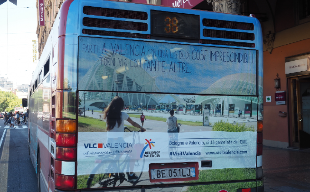  València promociona su oferta turística en 25 autobuses personalizados de Bolonia