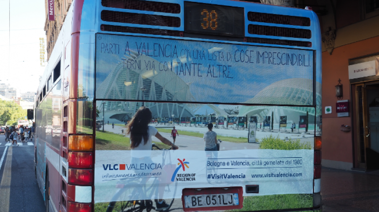 València promociona su oferta turística en 25 autobuses personalizados de Bolonia
