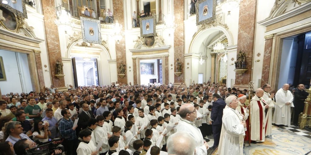  150 ANTIGUOS ESCOLANES Y LOS NIÑOS DE LA ACTUAL ESCOLANÍA DE LA VIRGEN CANTAN LA SALVE SOLEMNE A LA MARE DE DEÚ