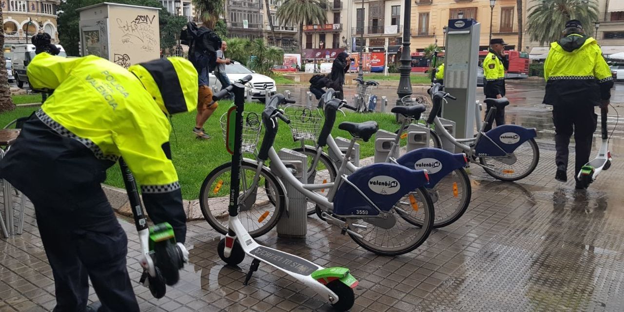  La Policía Local de Valencia ha comenzado a retirar los patinetes eléctricos