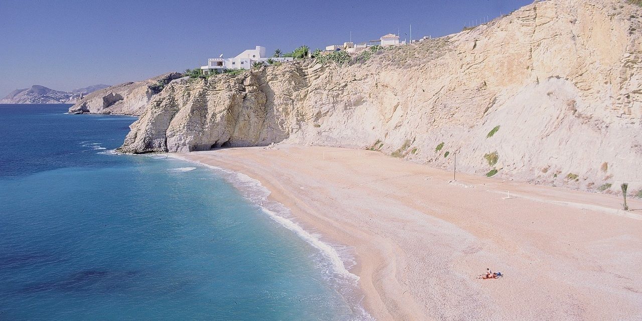  Las Banderas Azules seguirán ondeando en las playas de la Vila Joiosa