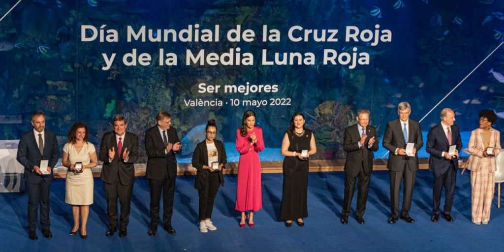  S.M. la Reina entrega las Medallas de Oro de Cruz Roja