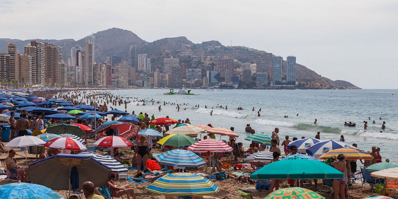  Los turistas españoles suplen al mercado británico en Benidorm