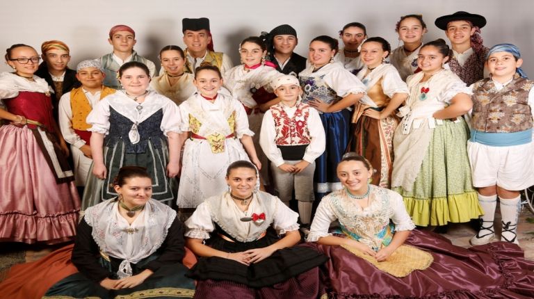 Valencia celebra la fiesta del folklore con danzas populares, musica de tabal i dolçaina y talleres temáticos