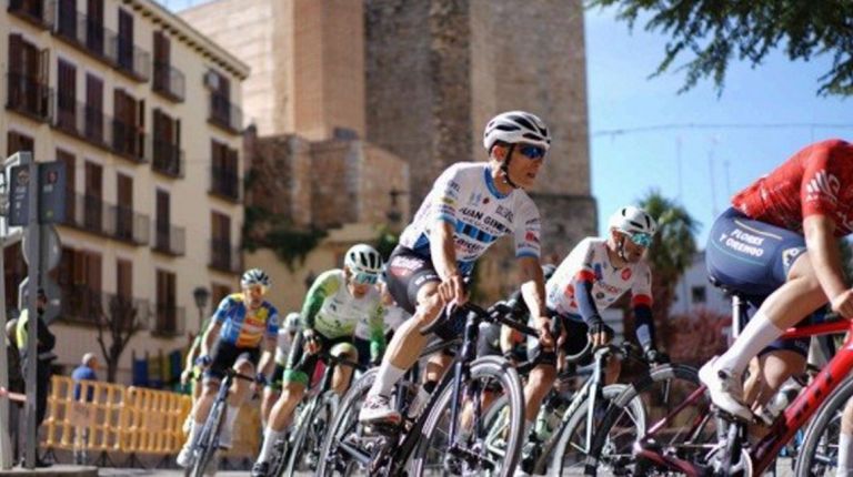 Ciclismo y emoción en una jornada para el recuerdo: Requena debuta con una prueba que deja huella