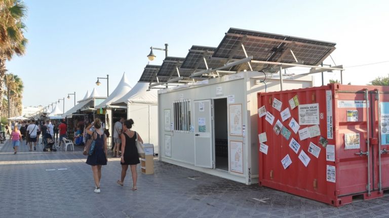 València conecta el mercadillo de la Malvarrosa a la luz del sol