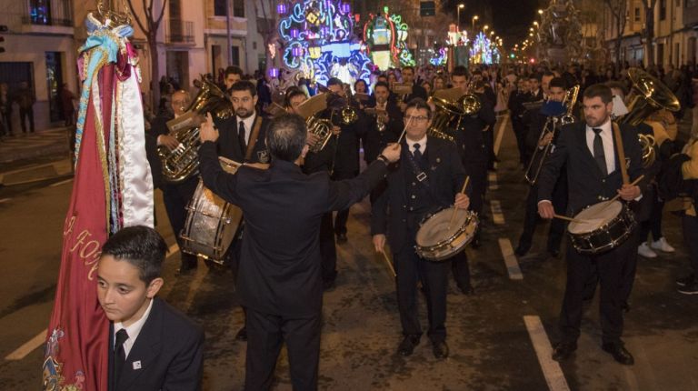 El desfile de Gaiatas contó con las bandas de música de la provincia y se ponen en marcha los trenes magdaleneros