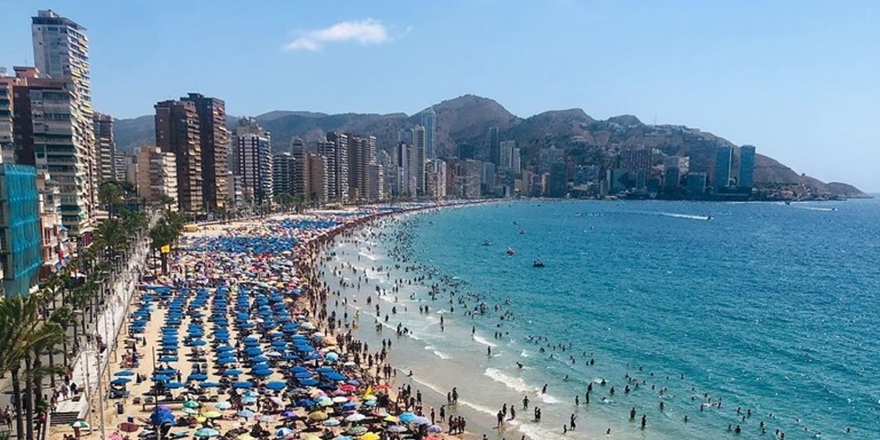  Los hoteles de Benidorm cierran el mes de agosto con una ocupación superior al 93%.