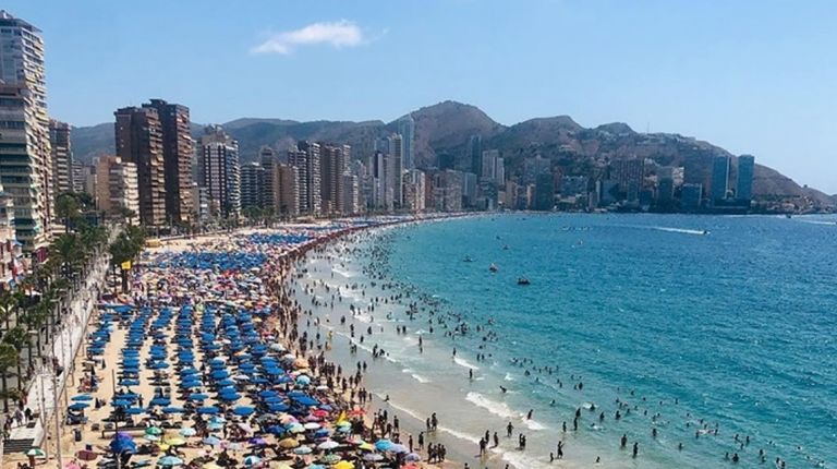 Los hoteles de Benidorm cierran el mes de agosto con una ocupación superior al 93%.