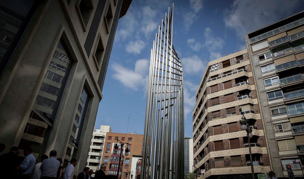  La escultura Donant-Li Voltes de Andreu Alfaro se instala en el chaflán de las calles Jorge Juan y Colón de Valencia 