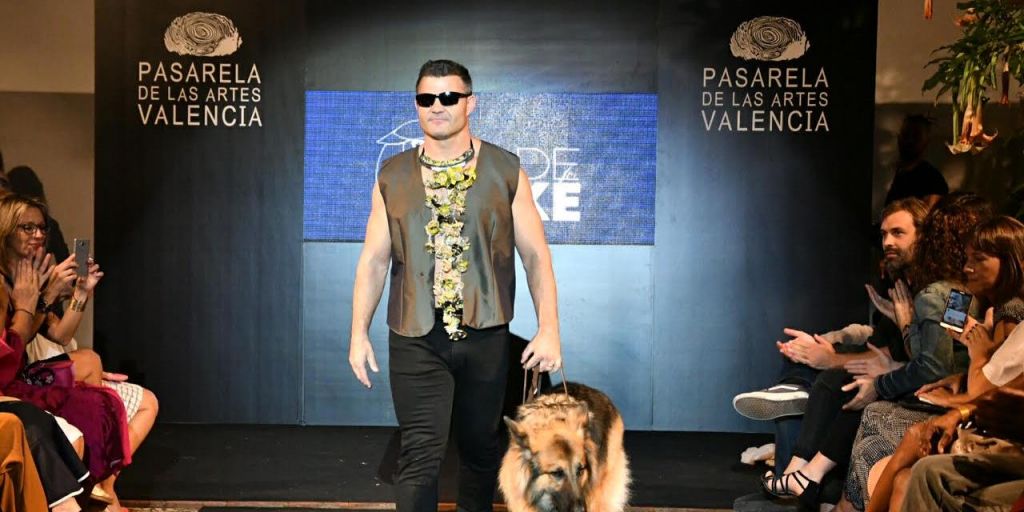  DAVID CASINOS SE ESTRENA COMO MODELO EN PASARELA DE LAS ARTES