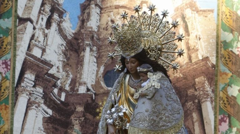 Decenas de miles de personas aclaman en Valencia a la Virgen de los Desamparados en la procesión más multitudinaria de los últimos años