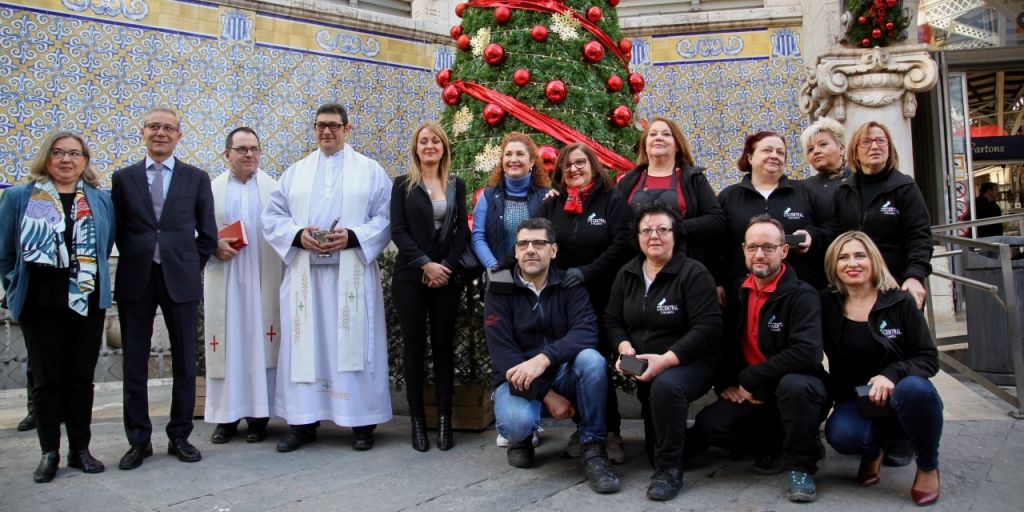  El Mercado Central muestra desde hoy su Belén artesano, con un gran mercado, elaborado por los vendedores, y su decoración de Navidad