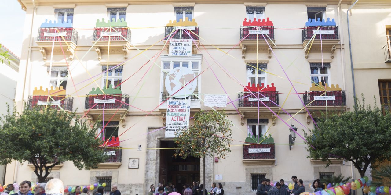  Cáritas Diocesana de Valencia ´penja`  su falla solidaria con la presencia de las Falleras Mayores