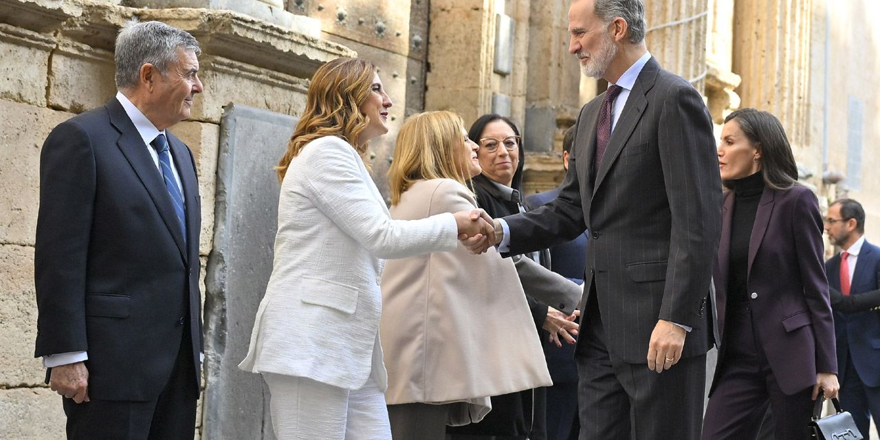  La alcaldesa acompaña a los Reyes de España en su visita a València