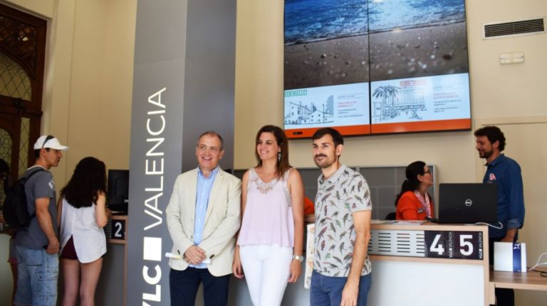 “La oficina de atención al visitante del Ayuntamiento proyecta una València de vanguardia manteniendo los elementos más tradicionales”