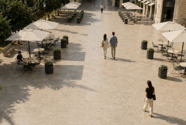 València estudia renovar la imagen comercial y hostelera de la plaza del Ayuntamiento