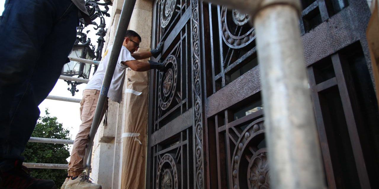  El Ayuntamiento de Valencia se engalana por el 750 aniversario de la muerte de Jaume I y restaura ventanas y verjas de la Casa Consistorial 
