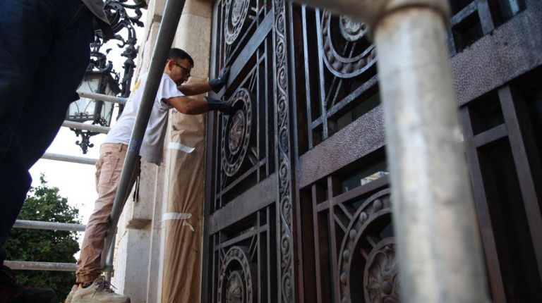 El Ayuntamiento de Valencia se engalana por el 750 aniversario de la muerte de Jaume I y restaura ventanas y verjas de la Casa Consistorial 