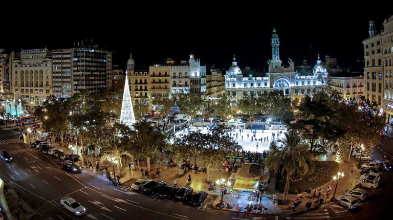 La decoración de Navidad ya luce por toda la ciudad de Valencia