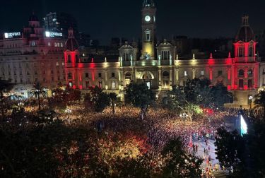 30.000 personas llenan la plaza de L’Ajuntament para apoyar a la Selección Española de Fútbol en su segundo título mundial