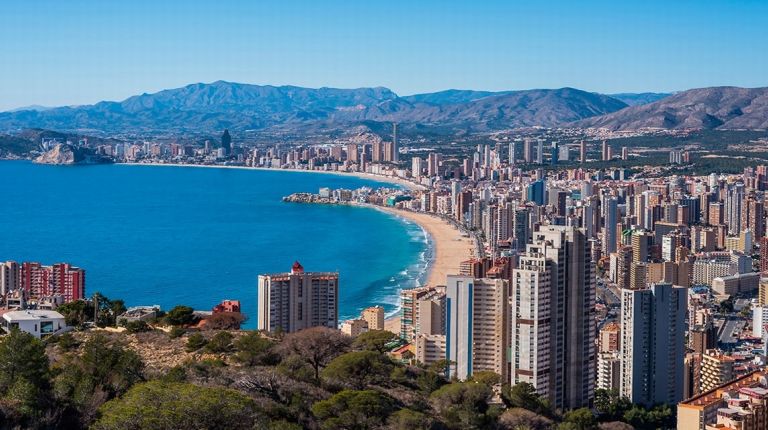 El mercado inglés alcanza ya el 50% del total de la ocupación hotelera en Benidorm y absorbe la caída del turismo nacional.