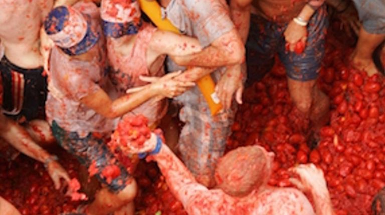 La Tomatina de Buñol contará con “Puntos Violeta” que actuarán con rapidez ante cualquier tipo de acoso sexual o xenófobo