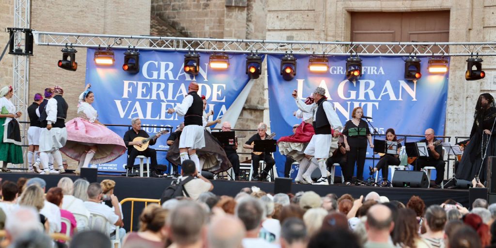  La Batalla de Flores y el castillo de fuegos artificiales Mar d’Estiu pondrán fin este domingo a la Gran Feria de València 2025