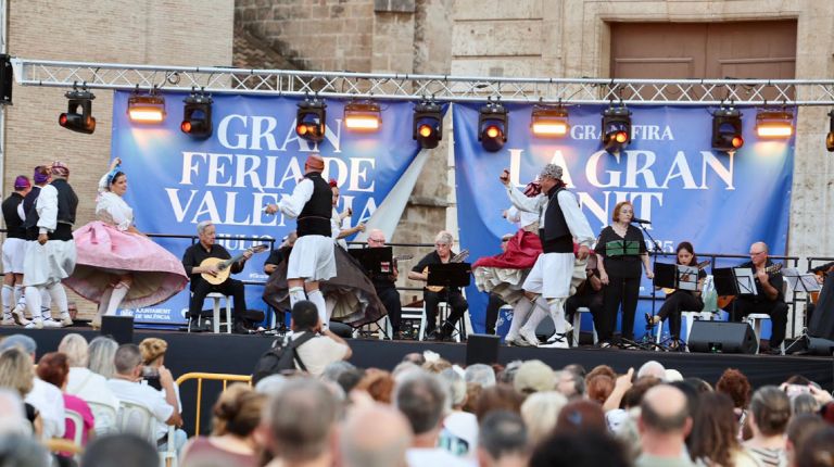 La Batalla de Flores y el castillo de fuegos artificiales Mar d’Estiu pondrán fin este domingo a la Gran Feria de València 2025